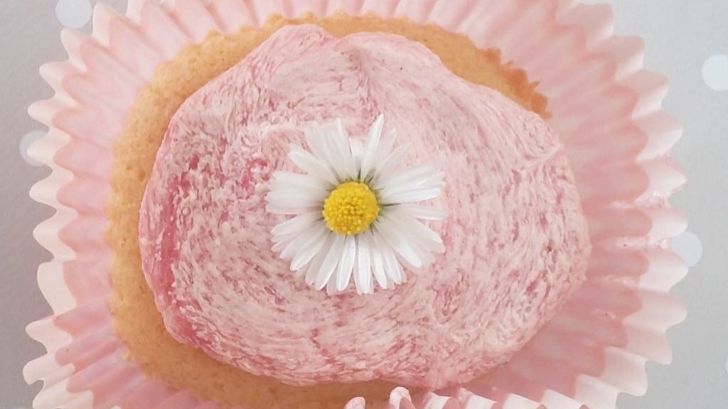 Daisy decorations on cakes